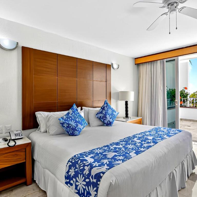 Upscale bayview villa with hot tub, private terrace, pool & stylish interiors - Vacation Home - 18