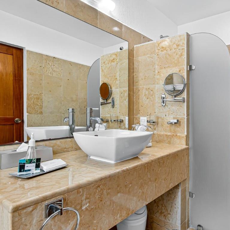 Stylish oceanview suite with infinity pool, full kitchen & bay-view terrace - Casa - 27