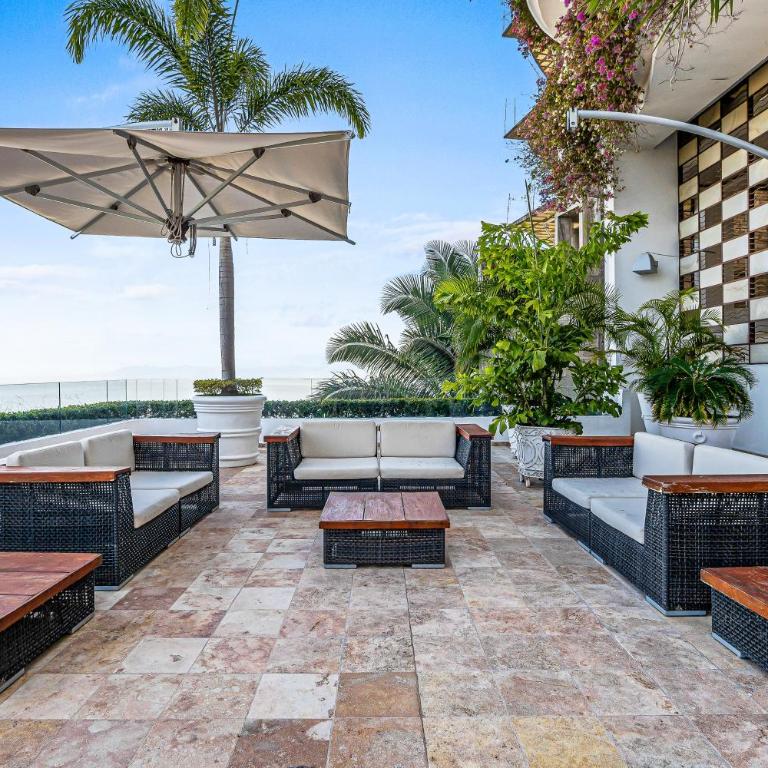 Upscale bayview villa with hot tub, private terrace, pool & stylish interiors - Vacation Home - 32