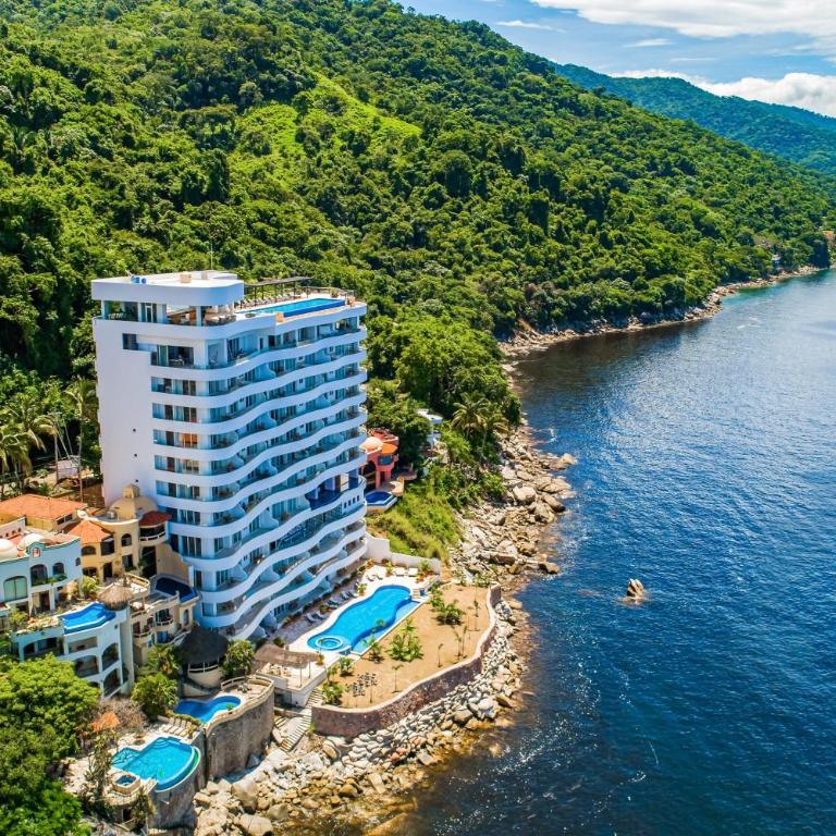 Oceanfront condo with rooftop infinity pool, panoramic views, balcony, gym, & AC - Vacation Home - 50