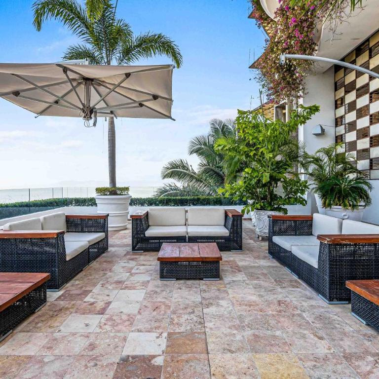 Relaxing hillside retreat near town with rooftop pool & spacious interior - Casa - 30