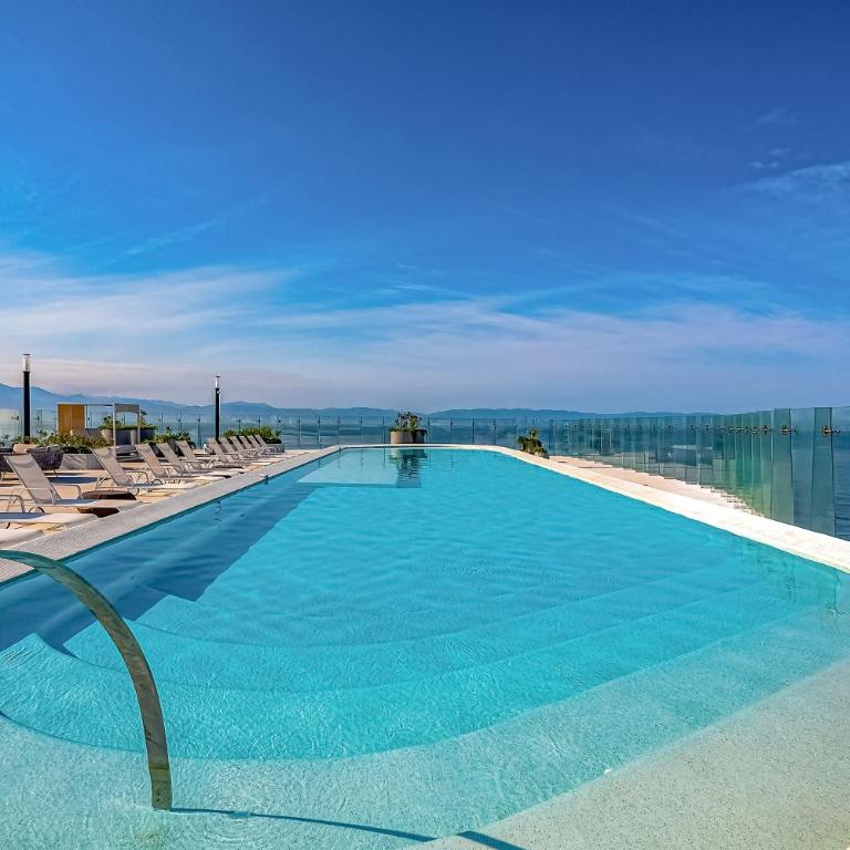 Oceanfront luxury with amazing view, 4 pools, private beach, on-site spa, dining - Casa - 35