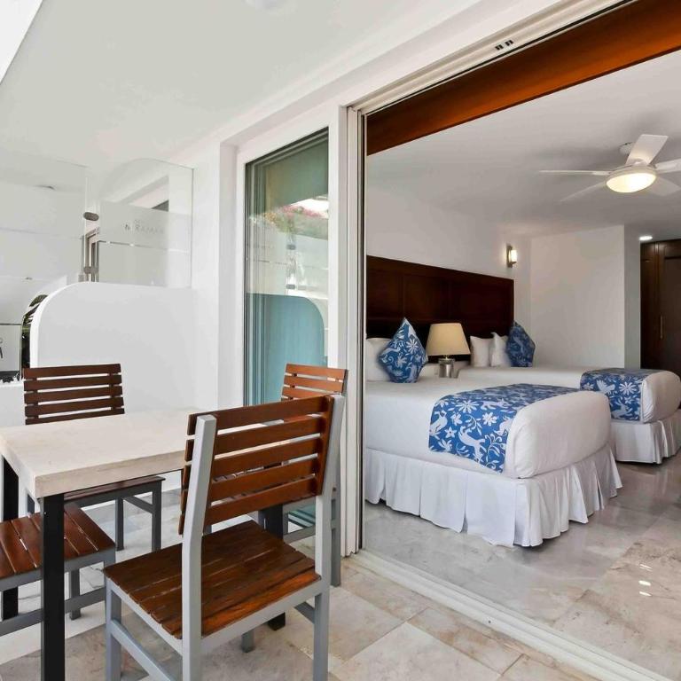Relaxing hillside retreat near town with rooftop pool & spacious interior - Casa - 14