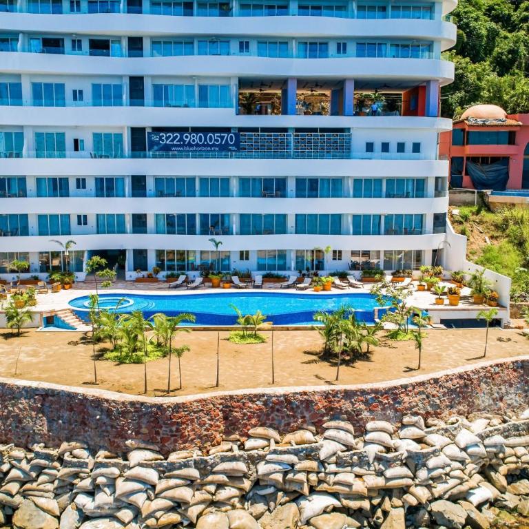 Oceanfront condo with rooftop infinity pool, panoramic views, balcony, gym, & AC - Vacation Home - 3