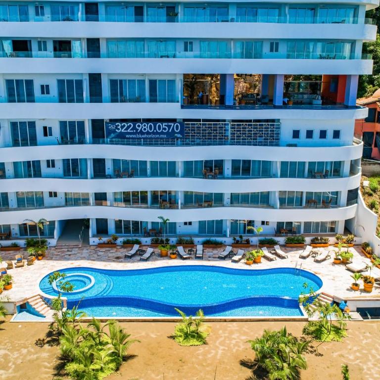 Oceanfront condo with rooftop infinity pool, panoramic views, balcony, gym, & AC - Vacation Home - 4