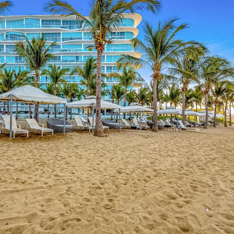 Oceanfront luxury with amazing view, 4 pools, private beach, on-site spa, dining - Casa - 44
