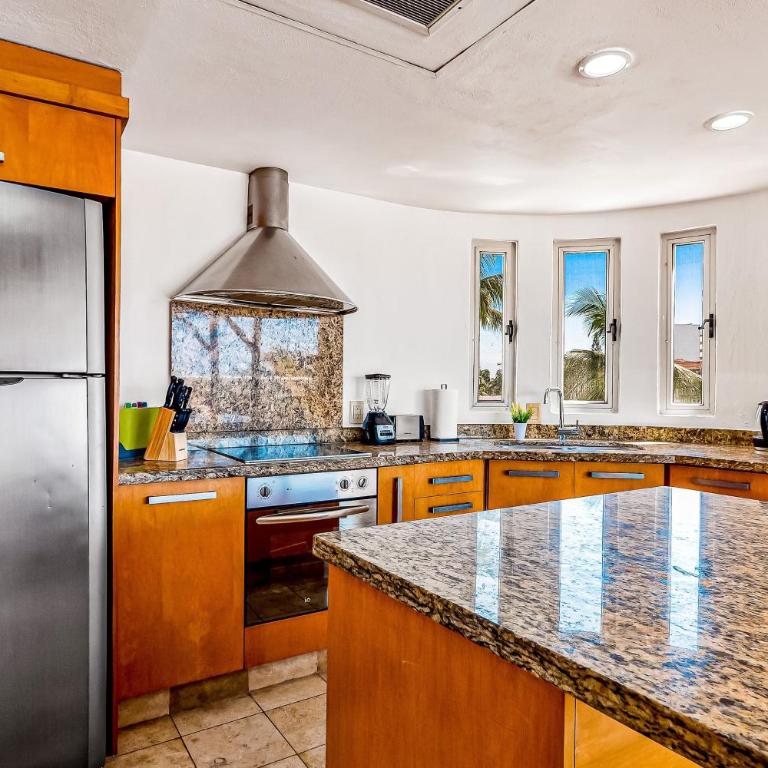 Charming condo with ocean-view, pool & balcony - Casa - 17