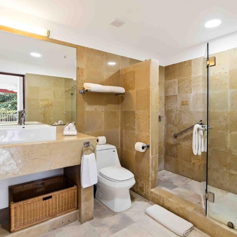 Relaxing hillside retreat near town with rooftop pool & spacious interior - Casa - 17