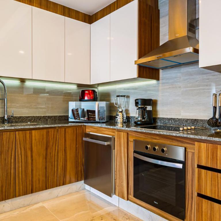 Oceanfront, 8th-floor condo with pool, pool spa & large balcony - Vacation Home - 8