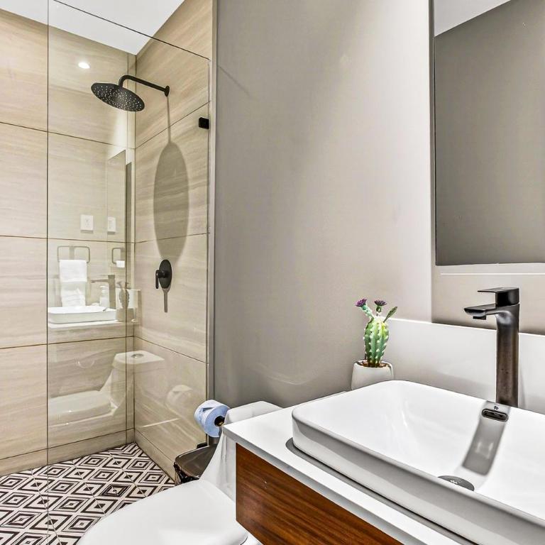 Modern condo with rooftop pool, balcony, gas grill & gym access - Casa - 21