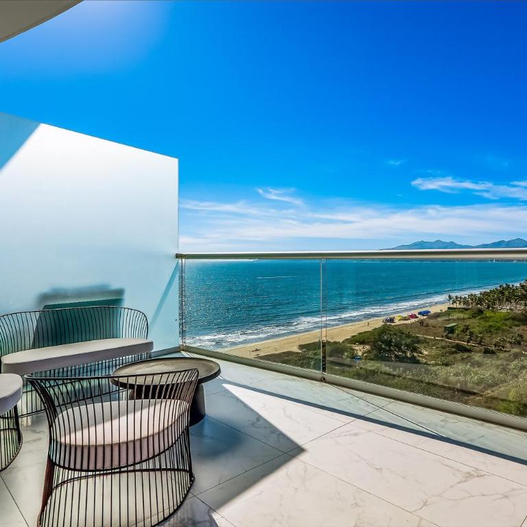 Oceanfront luxury with amazing view, 4 pools, private beach, on-site spa, dining - Casa - 30