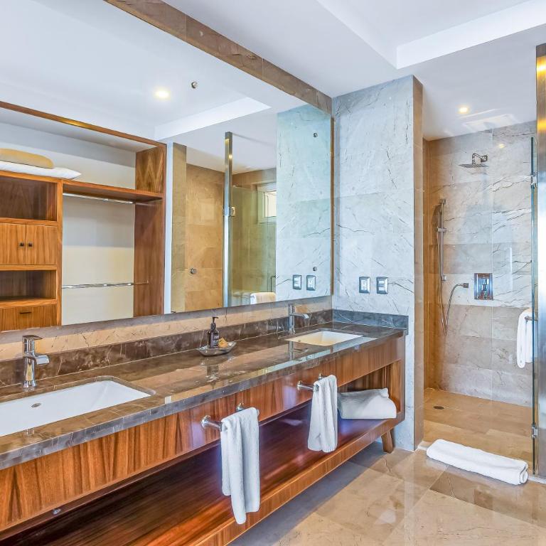 Luxurious 6th-floor condo with pool, oceanfront balcony & water view - Casa - 26