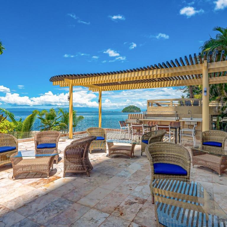 Luxurious 6th-floor condo with pool, oceanfront balcony & water view - Casa - 43