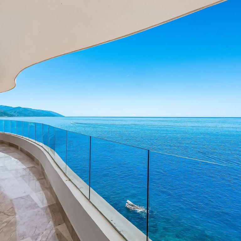 Luxurious 6th-floor condo with pool, oceanfront balcony & water view - Casa - 37