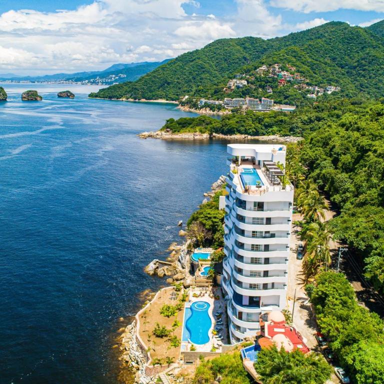 Luxurious 6th-floor condo with pool, oceanfront balcony & water view - Casa - 3