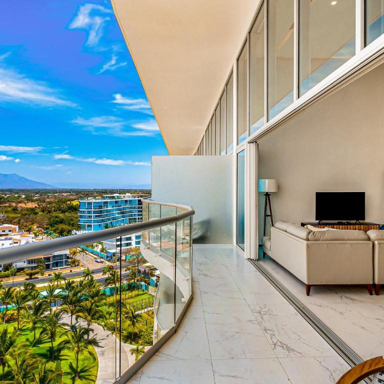 Luxury ocean-view condo with resort pool, private balcony, and washer/dryer - Casa - 4