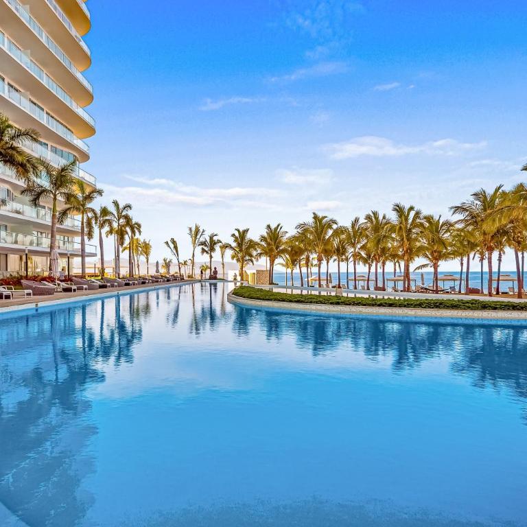 Oceanfront luxury with amazing view, 4 pools, private beach, on-site spa, dining - Casa - 36