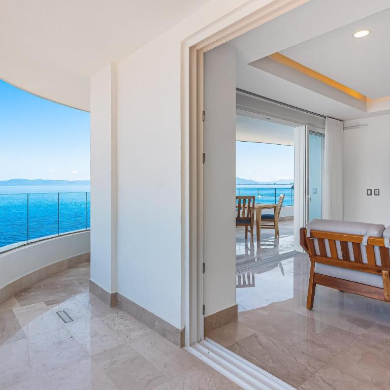 Luxurious 6th-floor condo with pool, oceanfront balcony & water view - Casa - 33