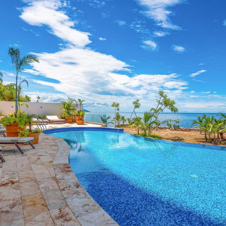 Luxurious 6th-floor condo with pool, oceanfront balcony & water view - Casa - 49