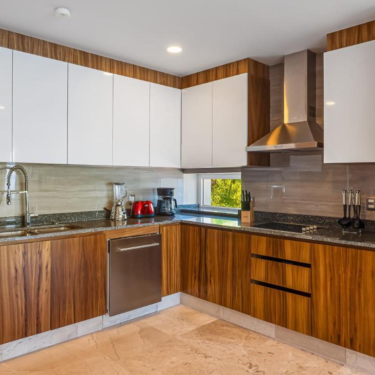 Luxurious 6th-floor condo with pool, oceanfront balcony & water view - Casa - 17