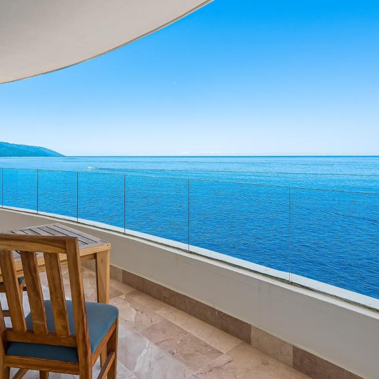 Luxurious 6th-floor condo with pool, oceanfront balcony & water view - Casa - 38