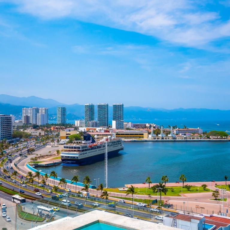 Resort condo with balcony, views, rooftop pool, gym, & full kitchen - Vacation Home - 30