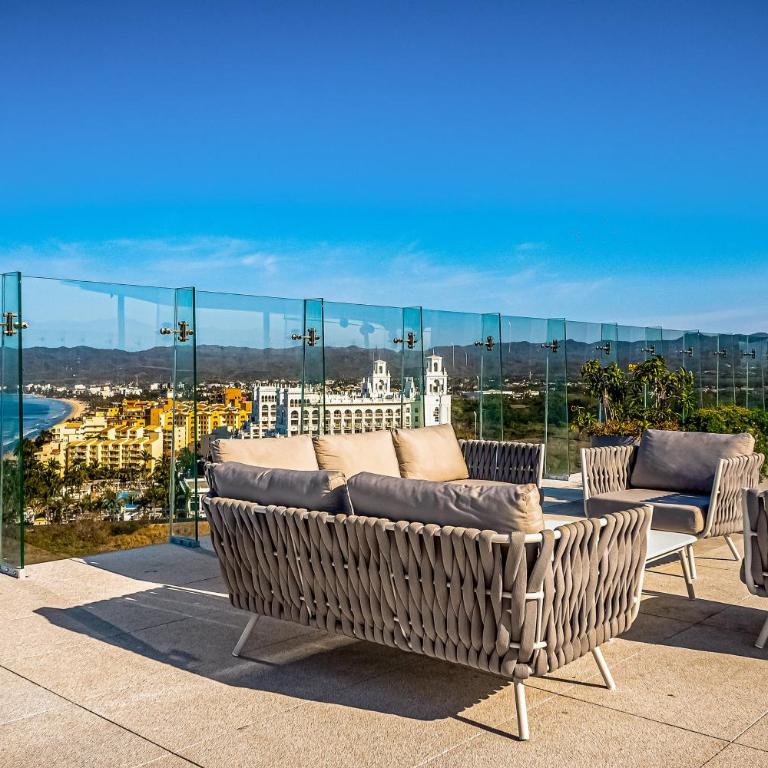 Luxury ocean-view condo with resort pool, private balcony, and washer/dryer - Casa - 29