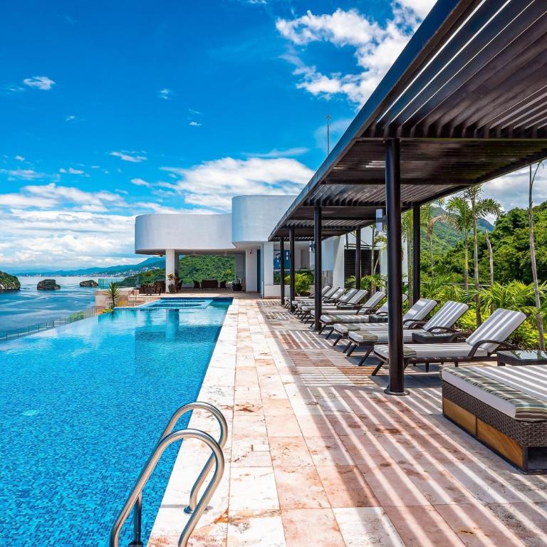 Luxurious 6th-floor condo with pool, oceanfront balcony & water view - Casa - 44