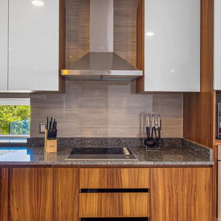 Luxurious 6th-floor condo with pool, oceanfront balcony & water view - Casa - 16