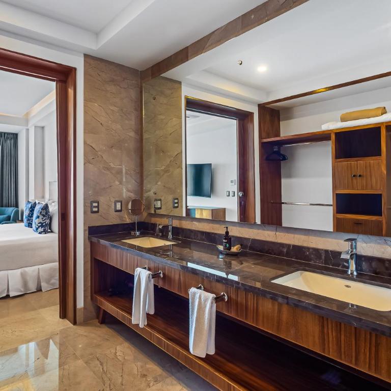 Luxurious 6th-floor condo with pool, oceanfront balcony & water view - Casa - 29