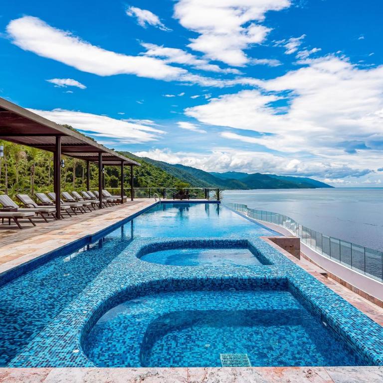 Luxurious 6th-floor condo with pool, oceanfront balcony & water view - Casa - 50