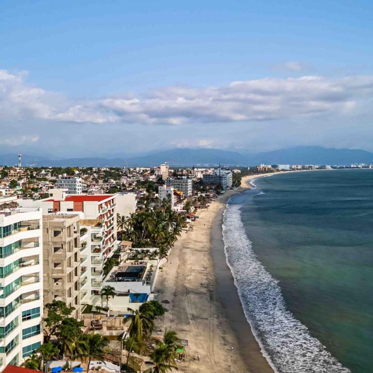 Relaxing condo with rooftop pool, oceanview balcony & walkable beach access - Casa - 1