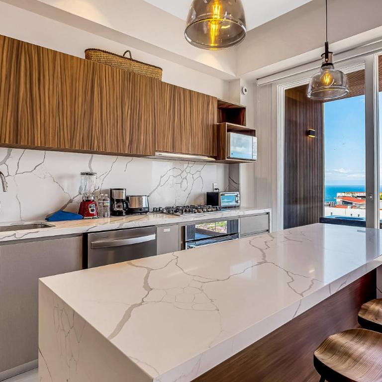 Modern waterfront condo with shared pool, balcony, and washer/dryer - Casa - 15