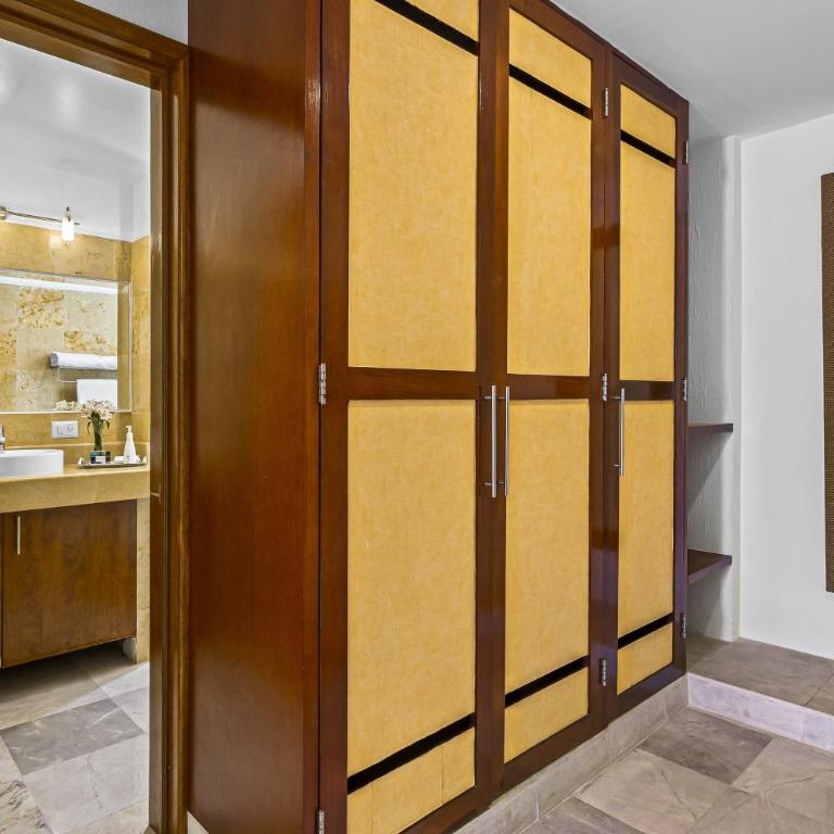 Elegant bayview suite with terrace access, full kitchen, pool, hot tub & gym - Casa - 39