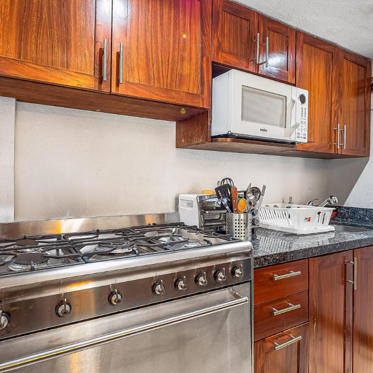 Cozy apartment w/ balcony, pool views, free Wifi - Vacation Home - 14