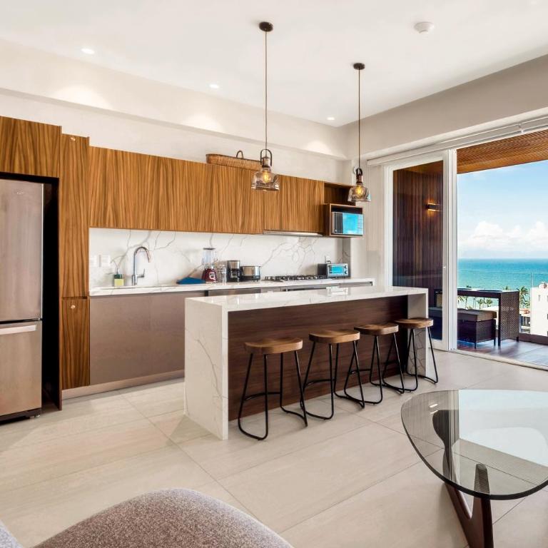 Modern waterfront condo with shared pool, balcony, and washer/dryer - Casa - 14