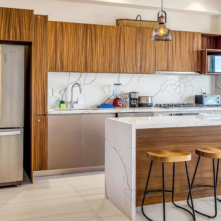 Modern waterfront condo with shared pool, balcony, and washer/dryer - Casa - 16