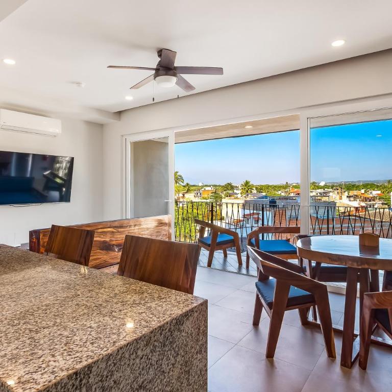 Resort condo with balcony, views, rooftop pool, gym, & full kitchen - Vacation Home - 7
