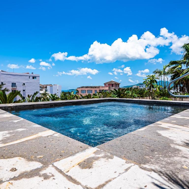 Modern waterfront condo with shared pool, balcony, and washer/dryer - Casa - 34