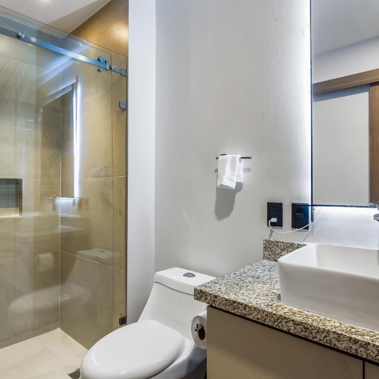 Resort condo with balcony, views, rooftop pool, gym, & full kitchen - Vacation Home - 14
