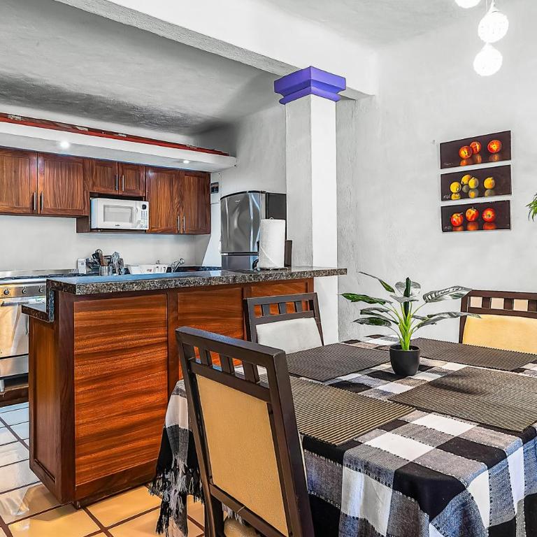 Cozy apartment w/ balcony, pool views, free Wifi - Vacation Home - 12
