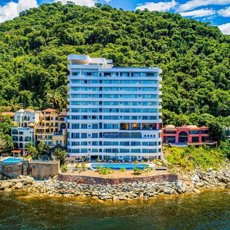 Luxurious 1st-floor condo with pool, oceanfront balcony & water view - Vacation Home - 1