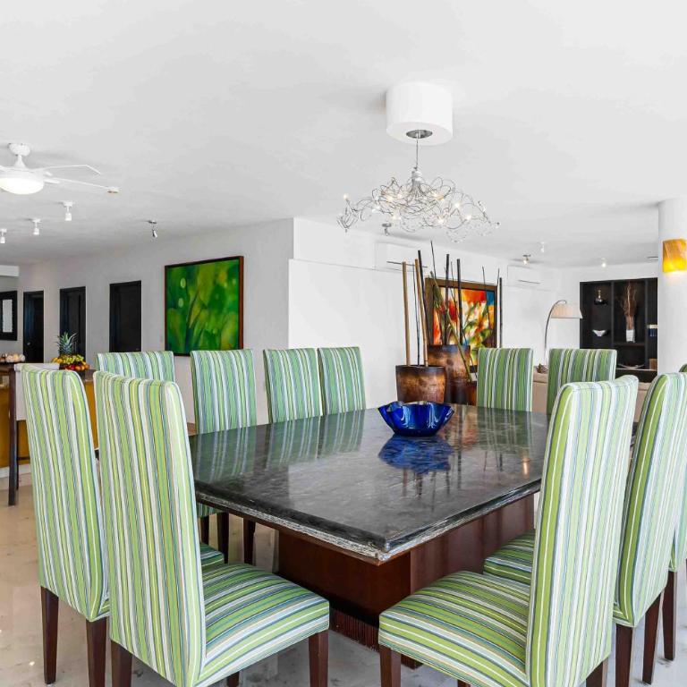Elegant multi-level penthouse with rooftop Jacuzzi, bay views, pool & game room - Casa - 7