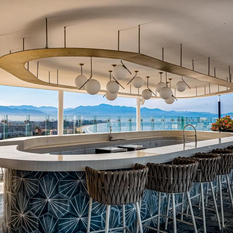 Luxury ocean-view condo with resort pool, private balcony, and washer/dryer - Casa - 34