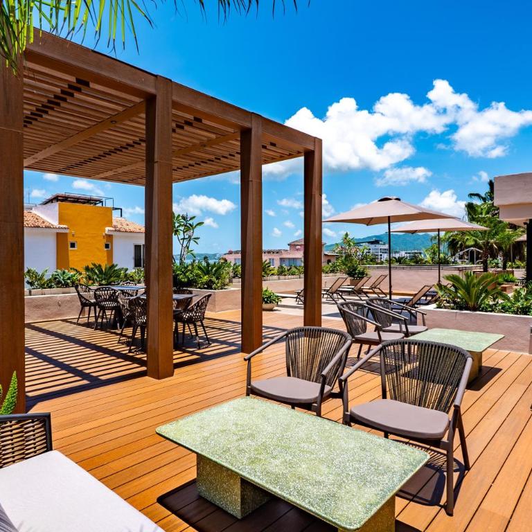 Modern waterfront condo with shared pool, balcony, and washer/dryer - Casa - 42
