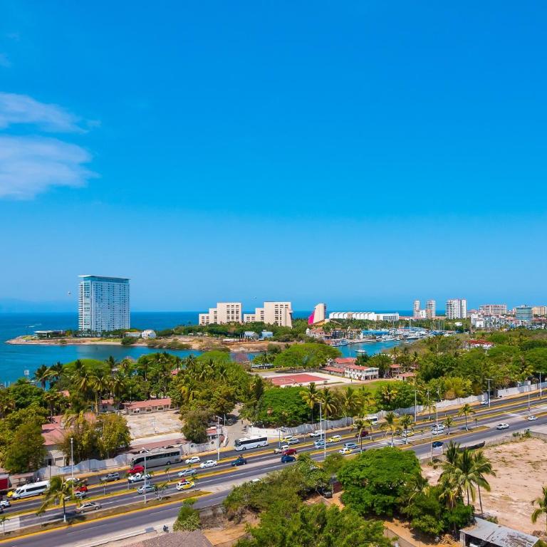 Resort condo with balcony, views, rooftop pool, gym, & full kitchen - Vacation Home - 33