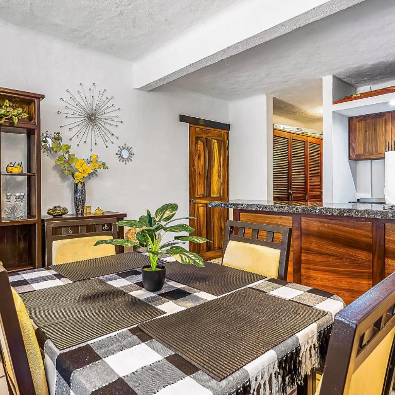 Cozy apartment w/ balcony, pool views, free Wifi - Vacation Home - 11