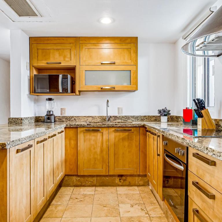 Nitta Condo # 104 Chic, pool-view condo with furnished balcony - steps to beach - Casa - 11