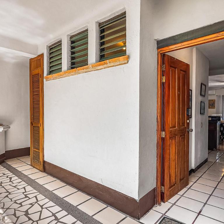 Cozy apartment w/ balcony, pool views, free Wifi - Vacation Home - 7