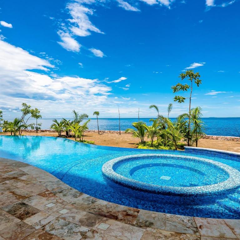 Luxurious 6th-floor condo with pool, oceanfront balcony & water view - Casa - 52